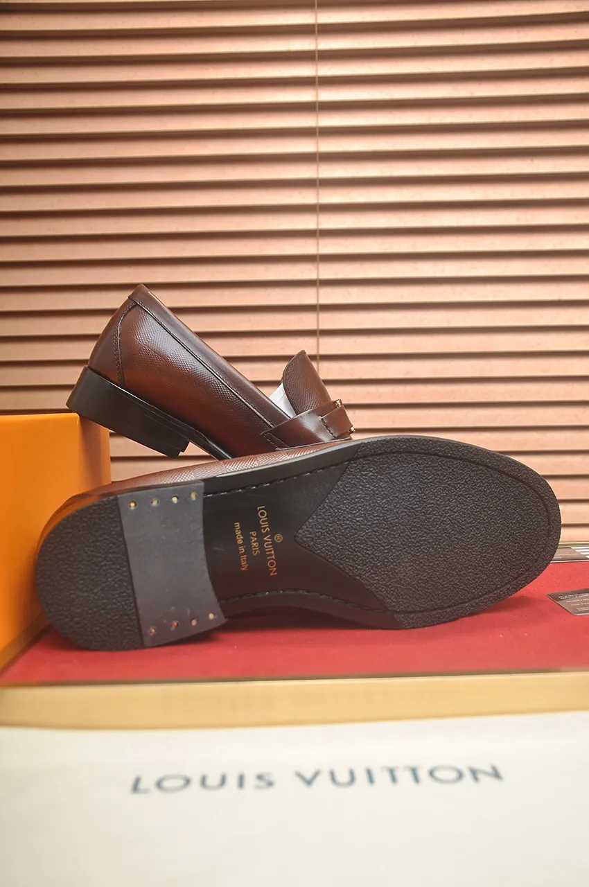 Men's men's shoes 💰540💶 [LV] (original single cowhide lining) 🍀LV's latest genuine leather business suit shoes are launched simultaneously on the official website. The first-layer cowhide imported from Italy is made of heavy gold, 💥official website 1:1 rubber outsole. Versatile to wear, high-end without losing class, and the color combination is extraordinary. This four-season style is alluring when worn on your feet, showing off your big-name flair. Standard code 39-45 (45 customized)